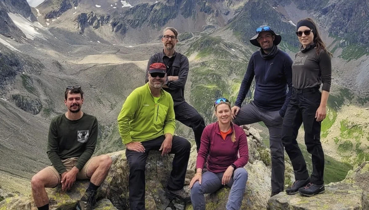 Gruppenbild des Ausbildungskurses- Im Hintergrund die alpinen Berge des Verwalls | © Claudia Pohlö