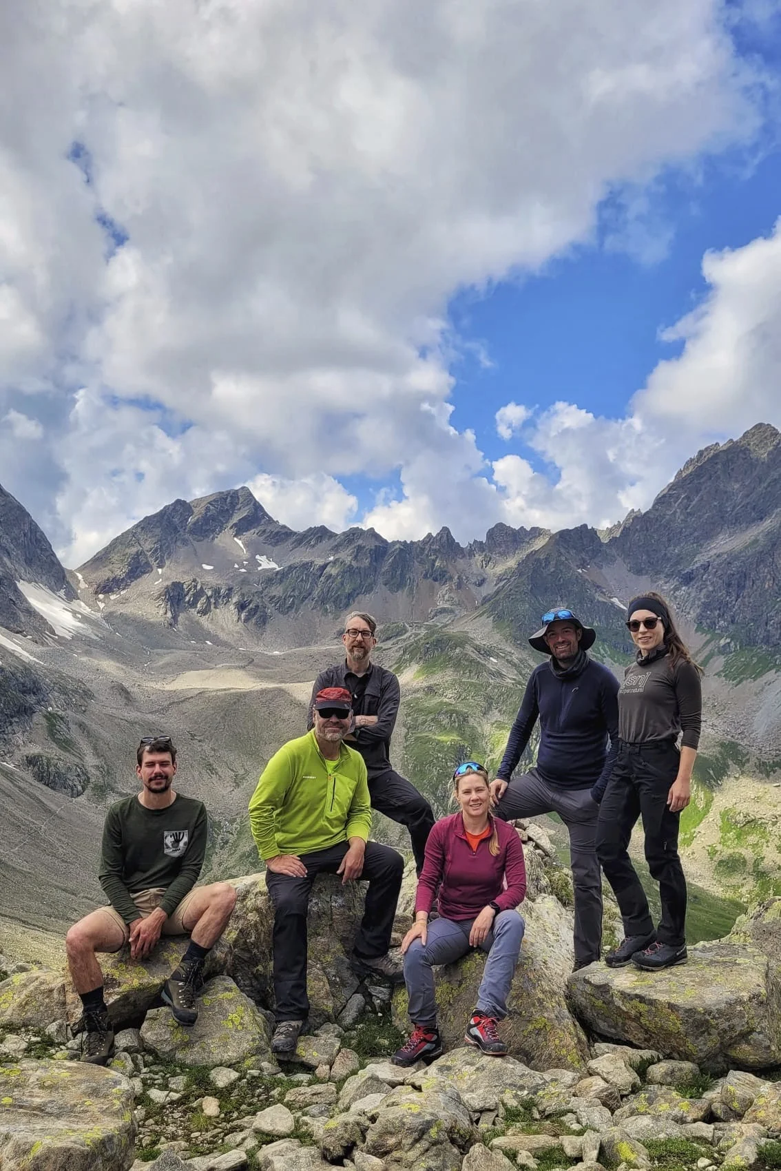 Gruppenbild des Ausbildungskurses- Im Hintergrund die alpinen Berge des Verwalls | © Claudia Pohlö
