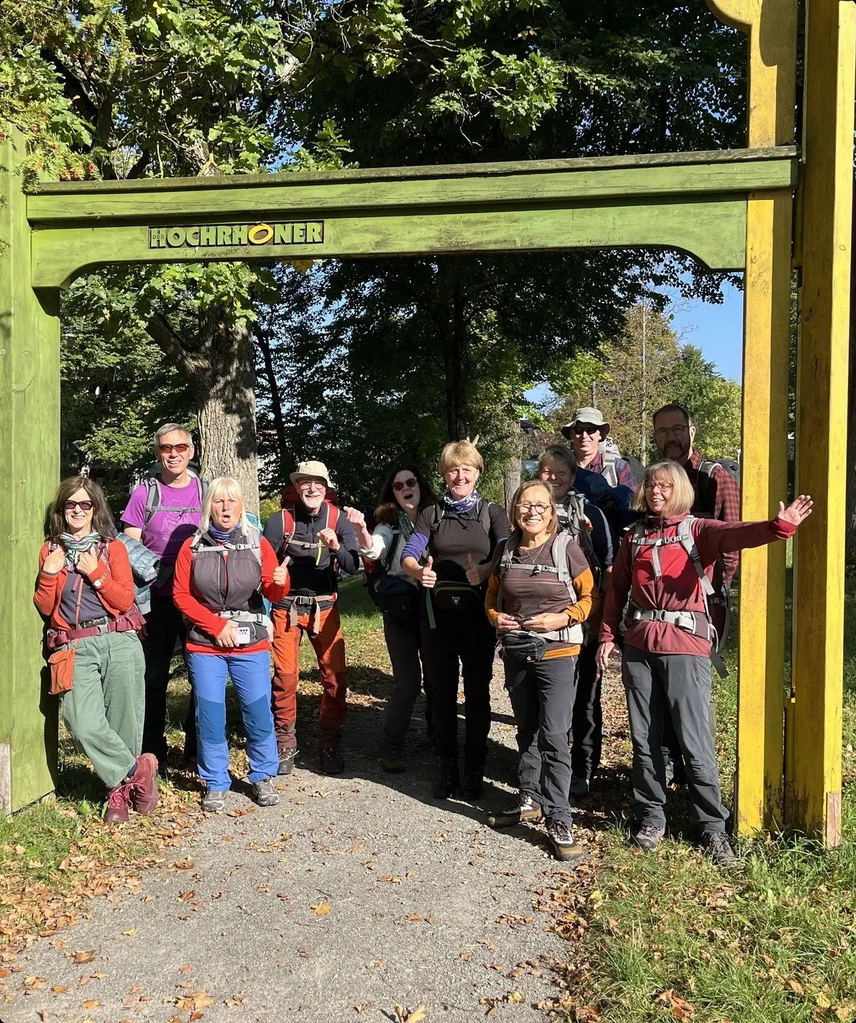 Gruppe unter Bogen Hochrhöner | © Astrid Kleemann