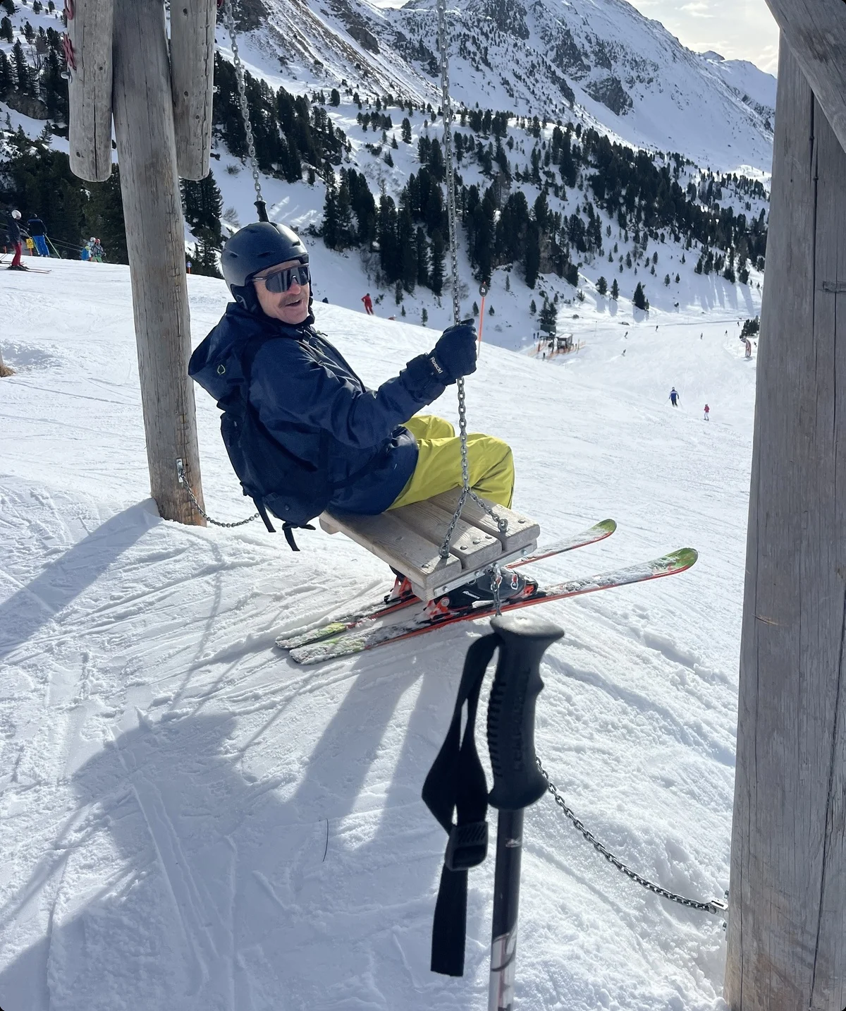 Skifahrer auf Schaukel | © Astrid Kleemann