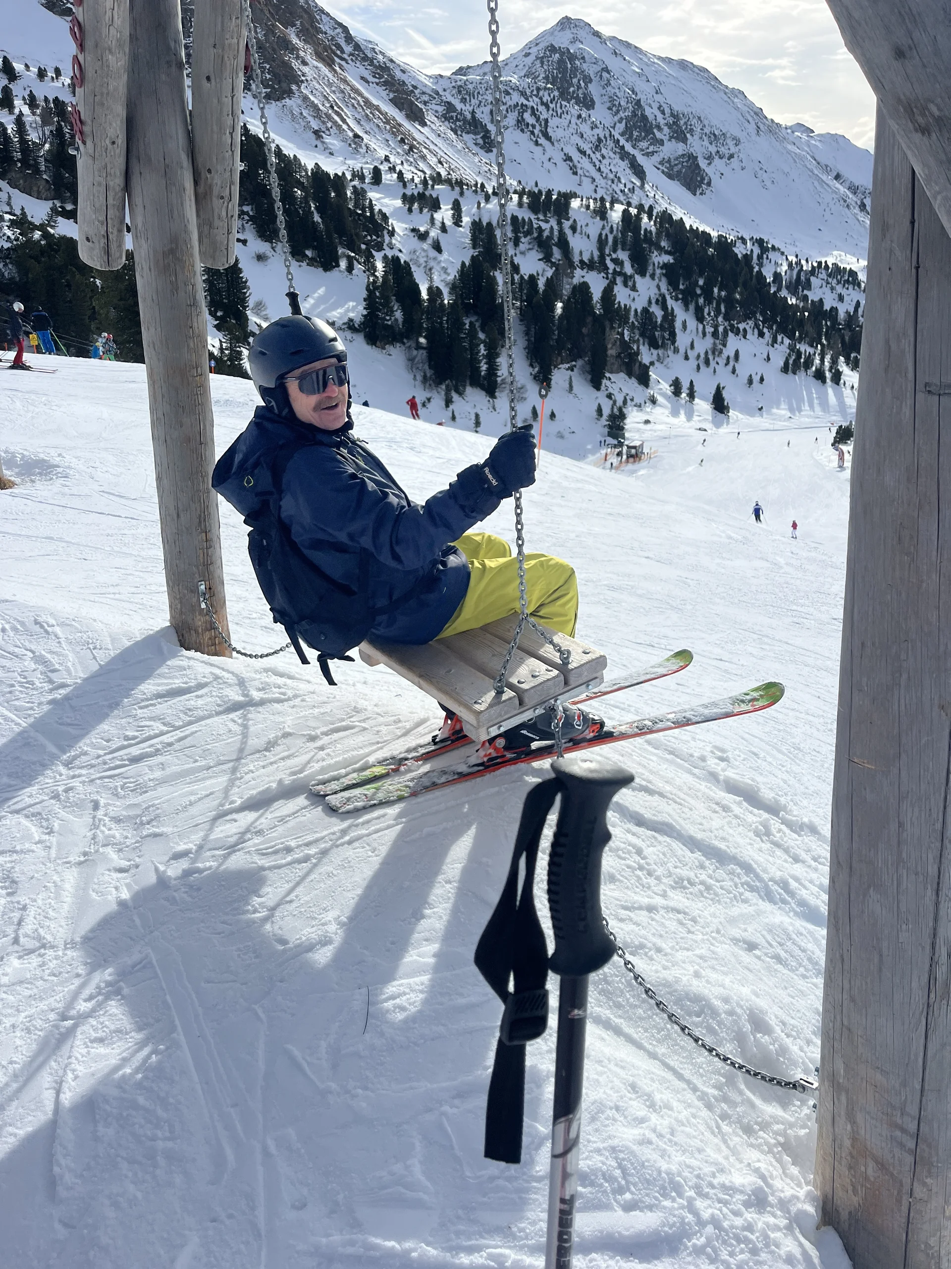 Skifahrer auf Schaukel | © Astrid Kleemann
