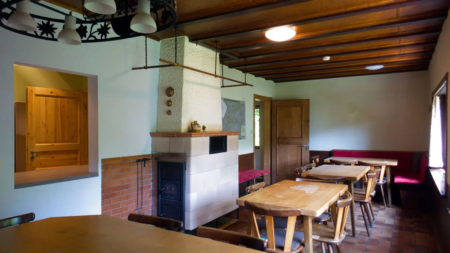 Gemeinschaftsraum in der Felsberghütte | © Archiv Sektion