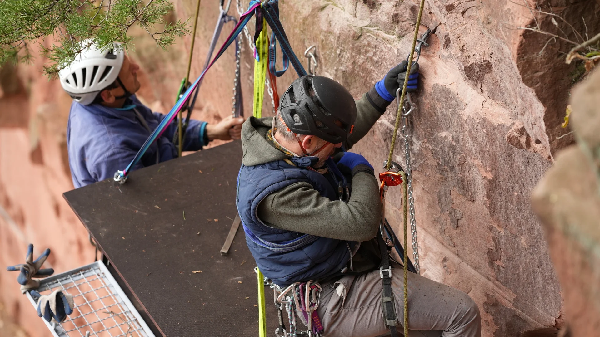 Harald Steiger und Thorsten Seemüller von den Kletterfreunden Odenwald bei der Montage des Nistkastens | © Harald Bauer /bauerfoto.de