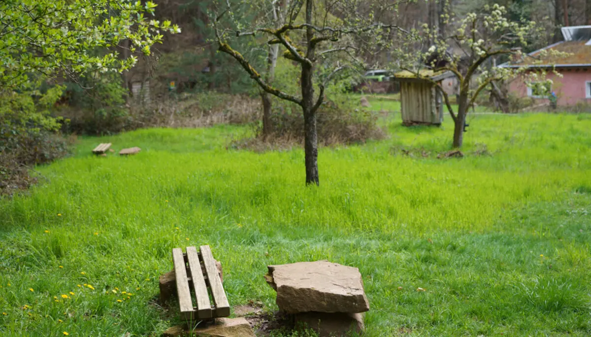 Heubachwiese:  Steintisch und Bank laden zur Rast ein | © Doris Ihlefeld