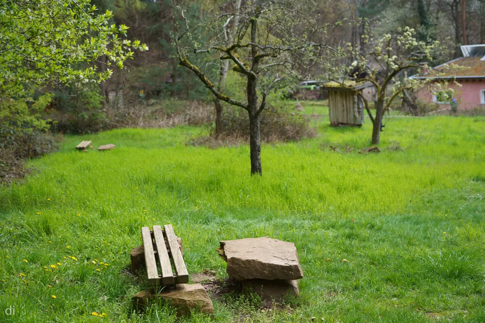 Heubachwiese:  Steintisch und Bank laden zur Rast ein | © Doris Ihlefeld