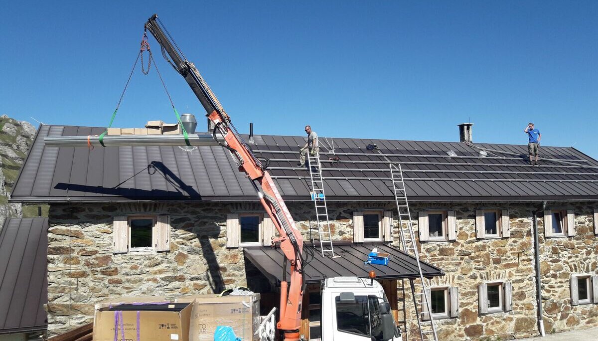 Solarpanels für die Starkenburgerhütte | © Andreas Walser
