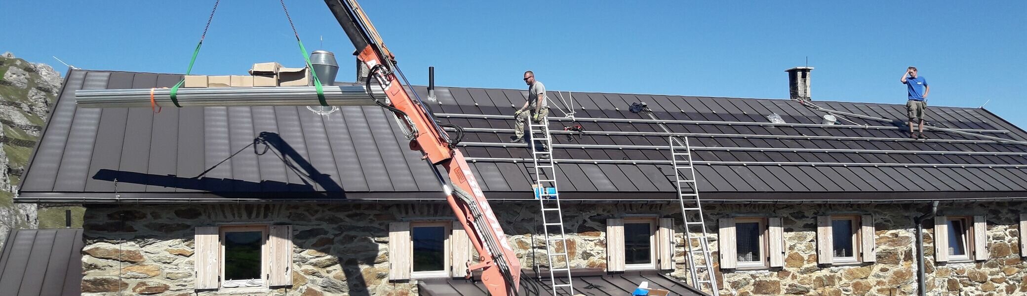 Solarpanels für die Starkenburgerhütte | © Andreas Walser