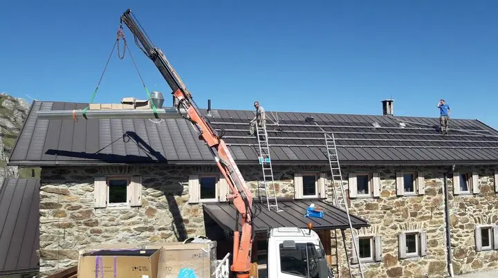 Solarpanels für die Starkenburgerhütte | © Andreas Walser