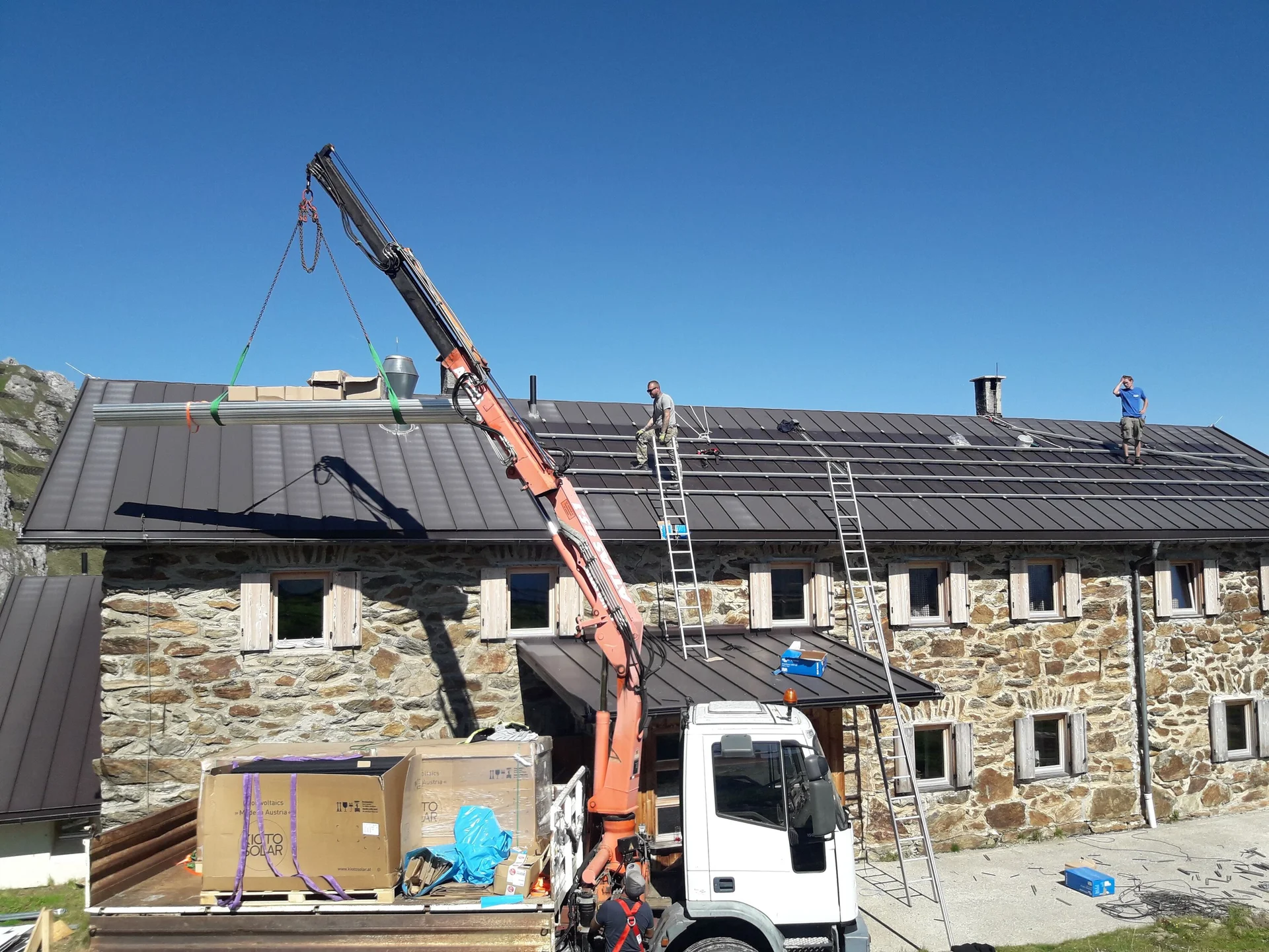 Solarpanels für die Starkenburgerhütte | © Andreas Walser