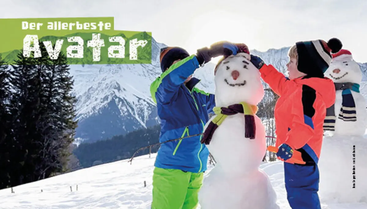 Foto aus der Kampagne des DAV: Raus ins echte Leben: zu sehen zwei Kinder und ein Schneemann | © Sergey Novikov / Adobe Stock